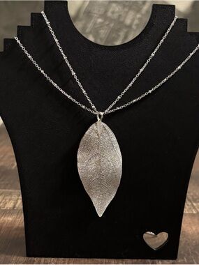 Periwinkle by Barlow Silvertone Leaf Pendant Necklace